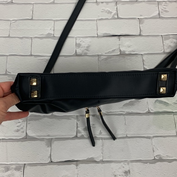 Simply Noelle Black nylon crossbody handbag Gold zip hardware Pockets - Picture 5 of 13